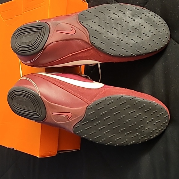 NIKE Athletic Shoes - Picture 4 of 5